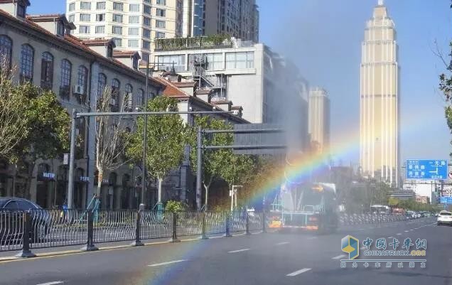 從抑塵到消毒，解放灑水抑塵車防疫消毒實(shí)力為人民服務(wù)！