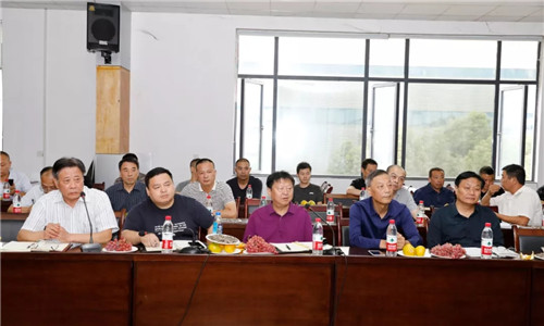 會(huì)議上，程力汽車(chē)集團(tuán)董事長(zhǎng)程道國(guó)（上圖中）、總經(jīng)理程阿羅（上圖左二），黨委副書(shū)記、常務(wù)副總經(jīng)理程國(guó)強(qiáng)（右二），黨委副書(shū)記、紀(jì)委書(shū)記郭傳文（上圖右一）分別作了發(fā)言。 集團(tuán)公司黨委書(shū)記何儒安（上圖左一）作宣講與總結(jié)。 大家濟(jì)濟(jì)一堂暢所欲言，回顧建國(guó)七十年來(lái)，中國(guó)人民在共產(chǎn)黨的領(lǐng)導(dǎo)下，祖國(guó)建設(shè)發(fā)生的翻天覆地巨大變化及嶄新面貌，特別是見(jiàn)證了新時(shí)代中國(guó)特色社會(huì)主義建設(shè)所取得舉世矚目的偉大成就。