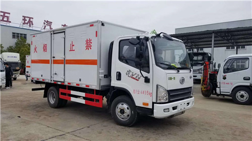 解放虎VN藍(lán)牌危險品廂式運(yùn)輸車 (2).jpg