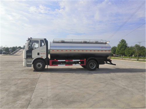 國六解放13噸鮮奶運(yùn)輸車