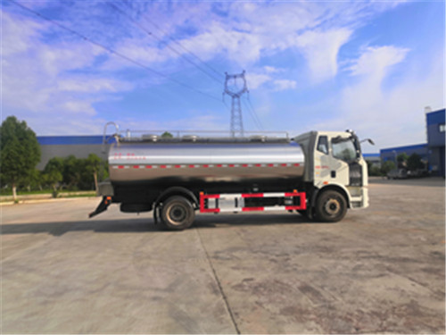 國六解放13噸鮮奶運(yùn)輸車