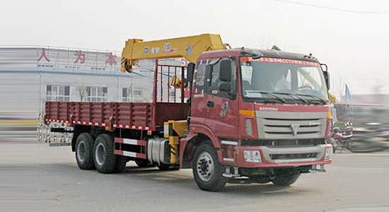 歐曼后雙橋隨車起重運(yùn)輸車