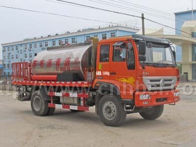 國(guó)四重汽牌瀝青灑布車